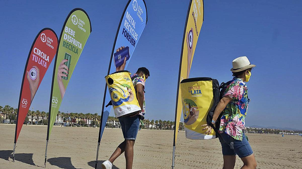 Voluntarios de 
«Cada lata cuenta» en una de 
las playas.  levante-emv