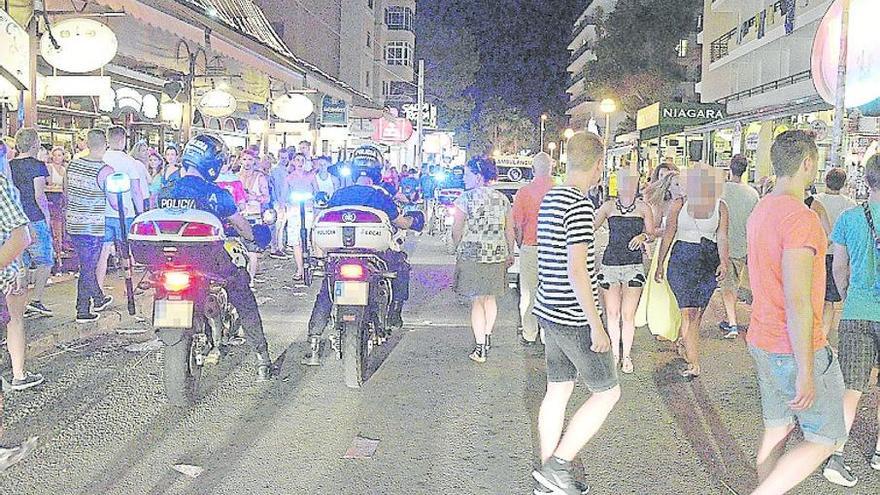 Dos policías motorizados patrullan este verano en la &#039;calle del jamón&#039; de la Platja de Palma.