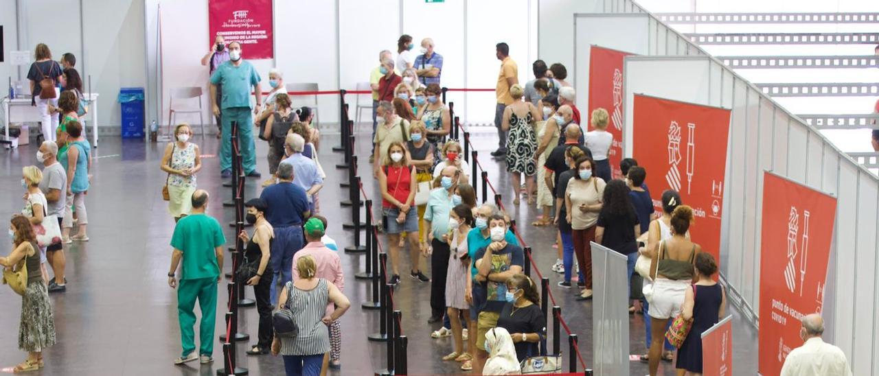 Cientos de personas hacen cola en Ciudad de la Luz para recibir la vacuna contra el covid