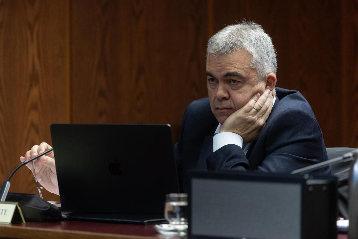 Archivo - El ex secretario de Organización del PSOE Santos Cerdán durante la Comisión de Investigación del ‘caso Koldo’, en el Senado, a 17 de diciembre de 2025, en Madrid (España).