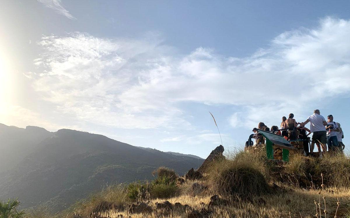 Gente esperando el eclipse en el mirador de la Sierra de Tolox.