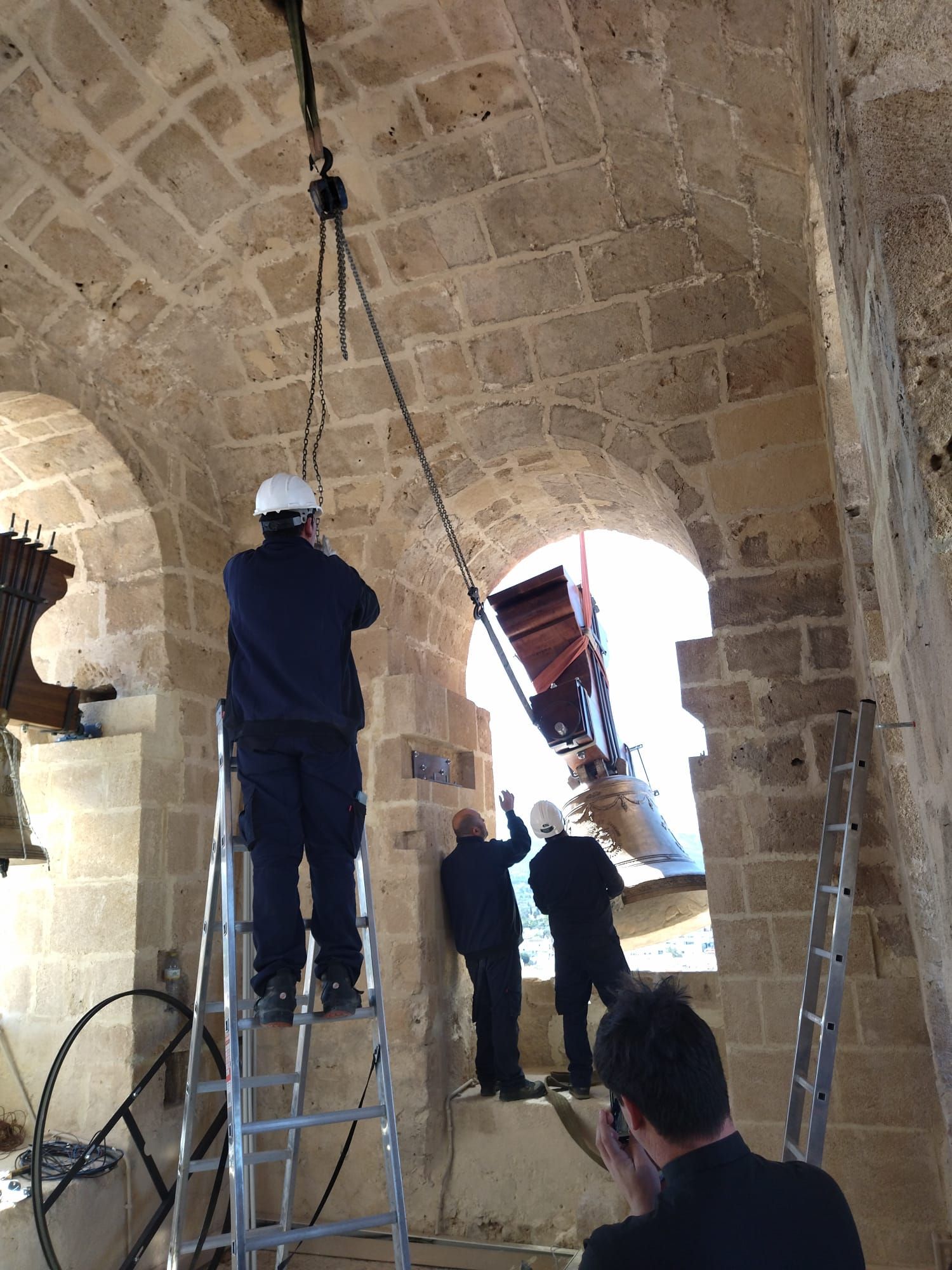 La "Grossa", la gran campana de Xàbia, toca el cielo (imágenes)