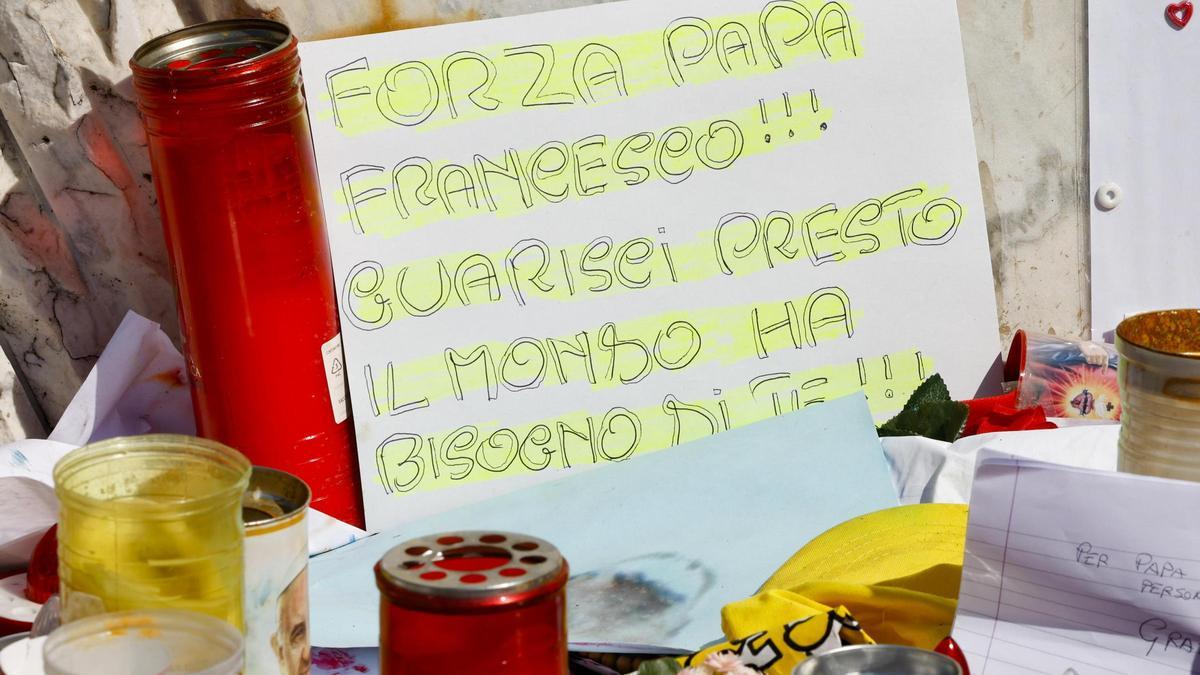 Carteles de apoyo al Papa tras su hospitalización.