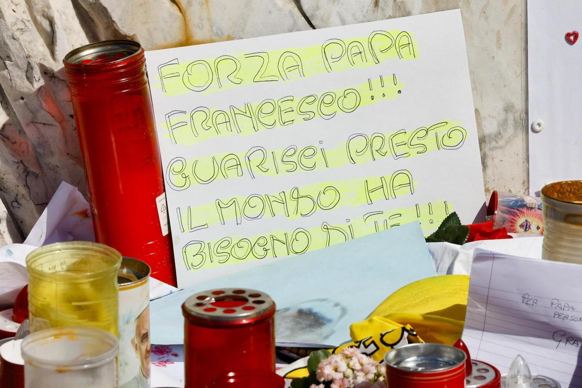 Carteles de apoyo al Papa tras su hospitalización.