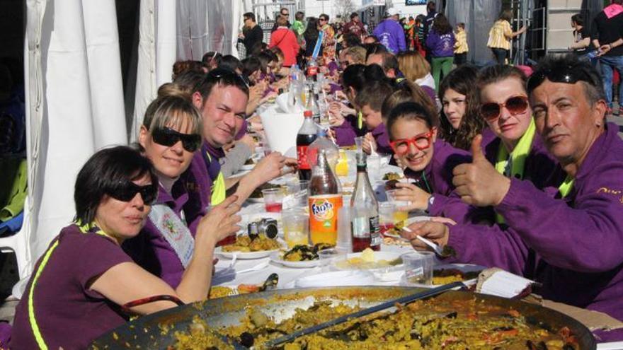 Las 33 comparsas de Vinaròs se dan un sabroso homenaje