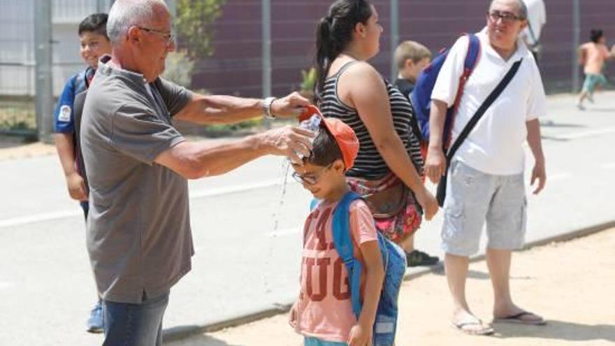 Un home alleujava la calor d&#039;un alumna de l&#039;escola Arrels, de Salt, el 15 de juny.