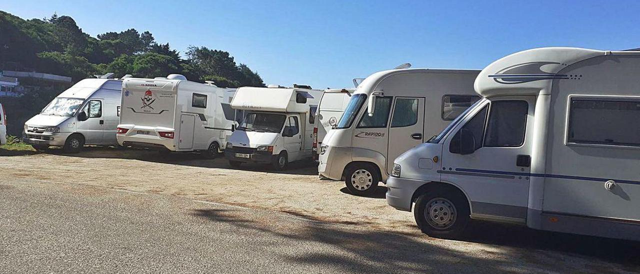 Caravanas estacionadas este fin de semana en el entorno de la playa de Lagos.