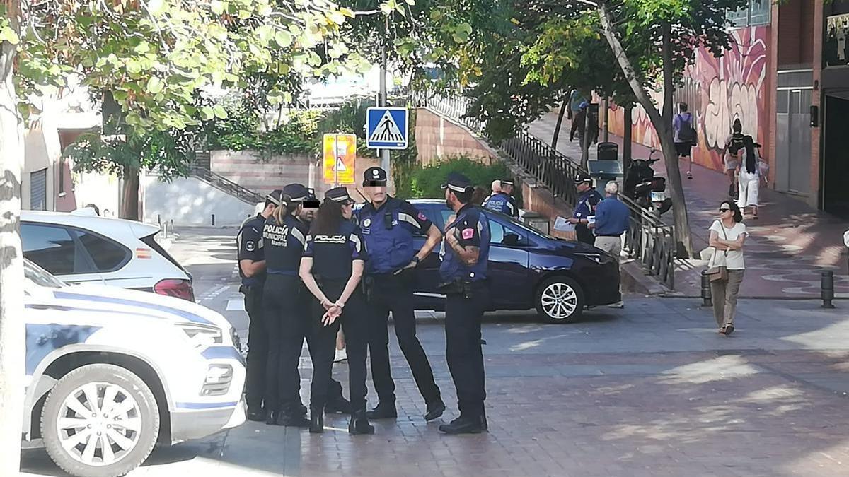 Agentes de la Policía Municipal acuden a la calle de Nuestra Señora del Carmen, donde se encuentran las discotecas KLK y 4K.