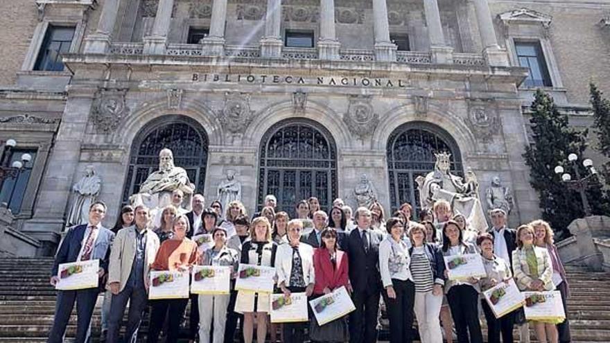 Los representantes de todos los colegios premiados, a las puertas de la Biblioteca Nacional.