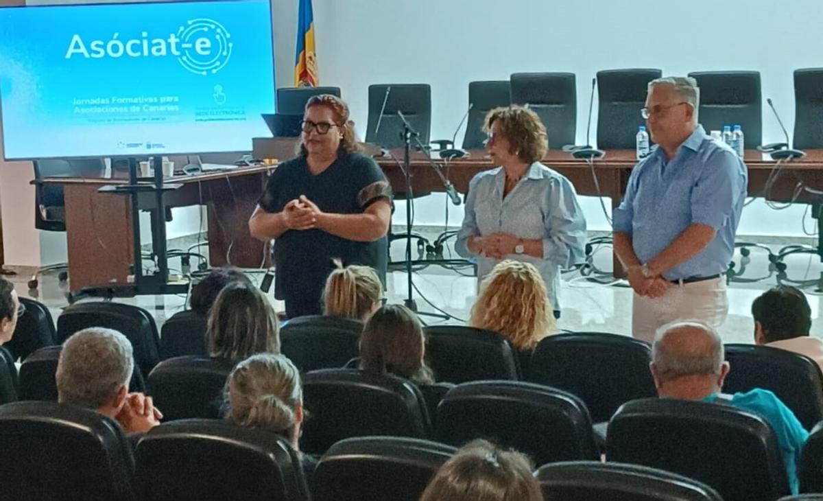 La alcaldesa de Tuineje, Candi Umpiérrez (i) y el edil Pedro Rodríguez (d), en un acto municipal.