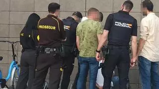 Detenidos ‘in fraganti’ en Castelló por robar con una cizalla patinetes aparcados en un centro comercial