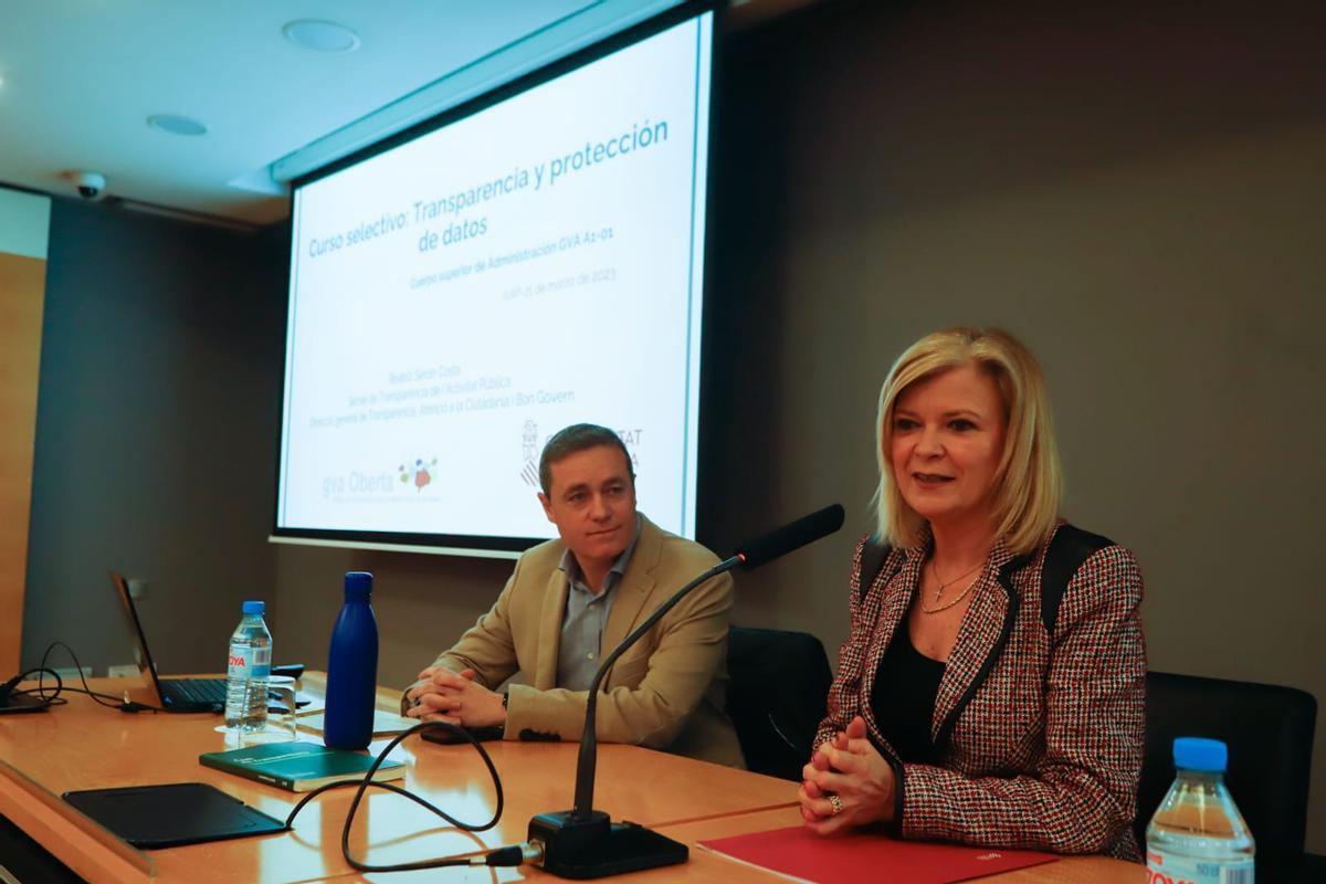 La consellera Gabriela Bravo y David Jarque (director general de Función Pública), en el inicio del MIR de funcionarios.