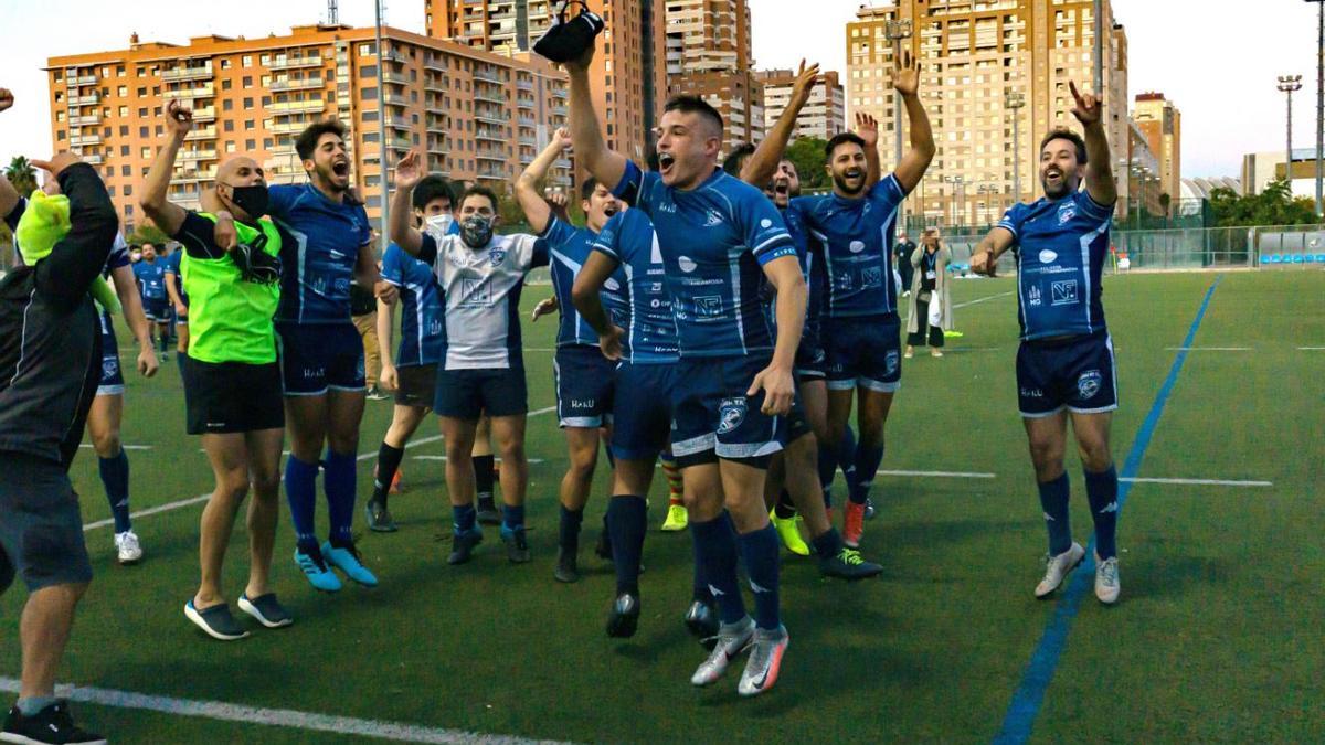 Los jugadores festejan el ascenso  el pasado sábado.