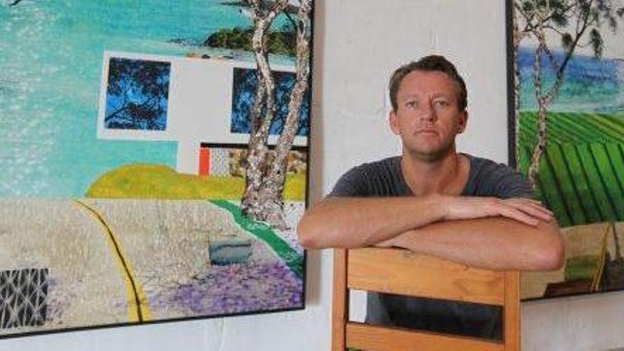 William Mackinnon posa con su obra en el espacio expositivo de Project Ibiza.