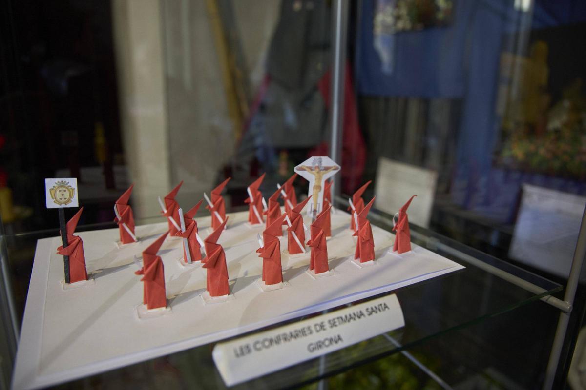 Un gironí recrea la processó de Girona amb figures de paper