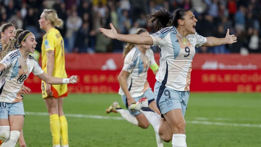Cristina Martín desató la locura en el Ciutat de València con su tanto de la remontada en el descuento. | EFE