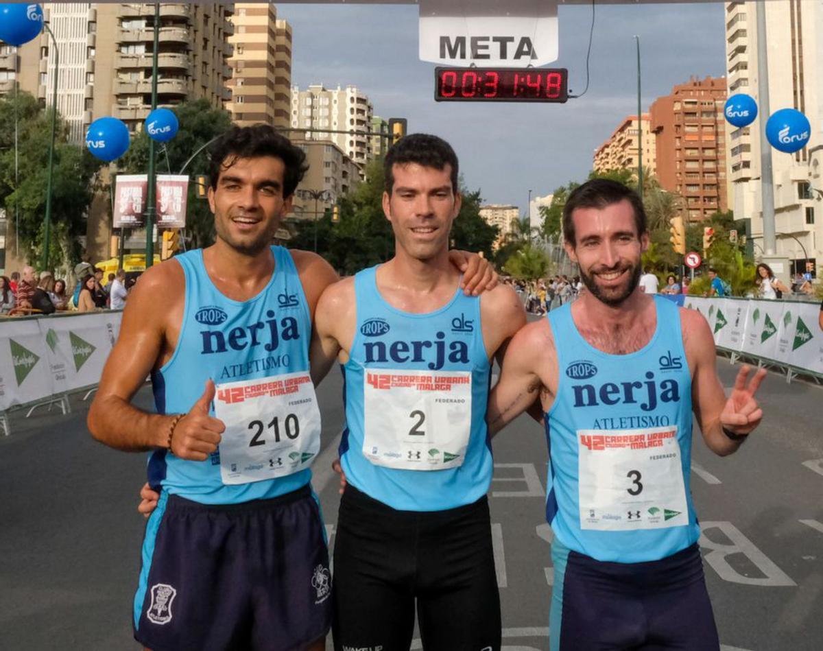Las tres primeras atletas que cruzaron ayer la meta. | GREGORIO MARRERO