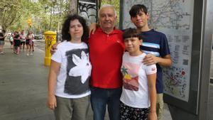 Maurizzio Pattoia paseando con su familia por Paseo de Gràcia.