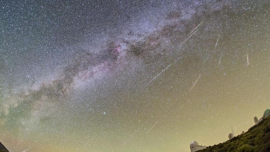 La lluvia de estrellas de las Perseidas vista desde el Observatorio del Teide. |  |M. R ALARCÓN  Y D. PADRÓN