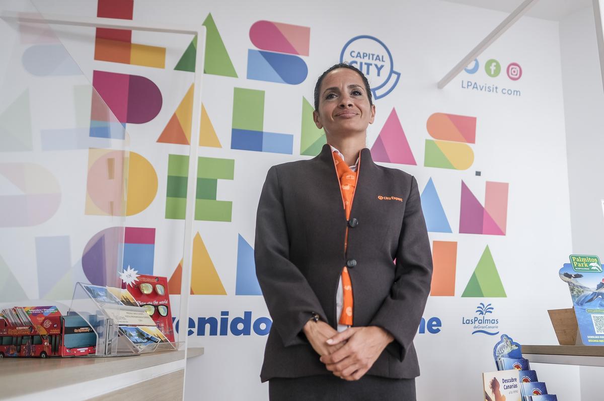 Curbelo en el interior de la Oficina de Información Turística del Puerto de Las Palmas