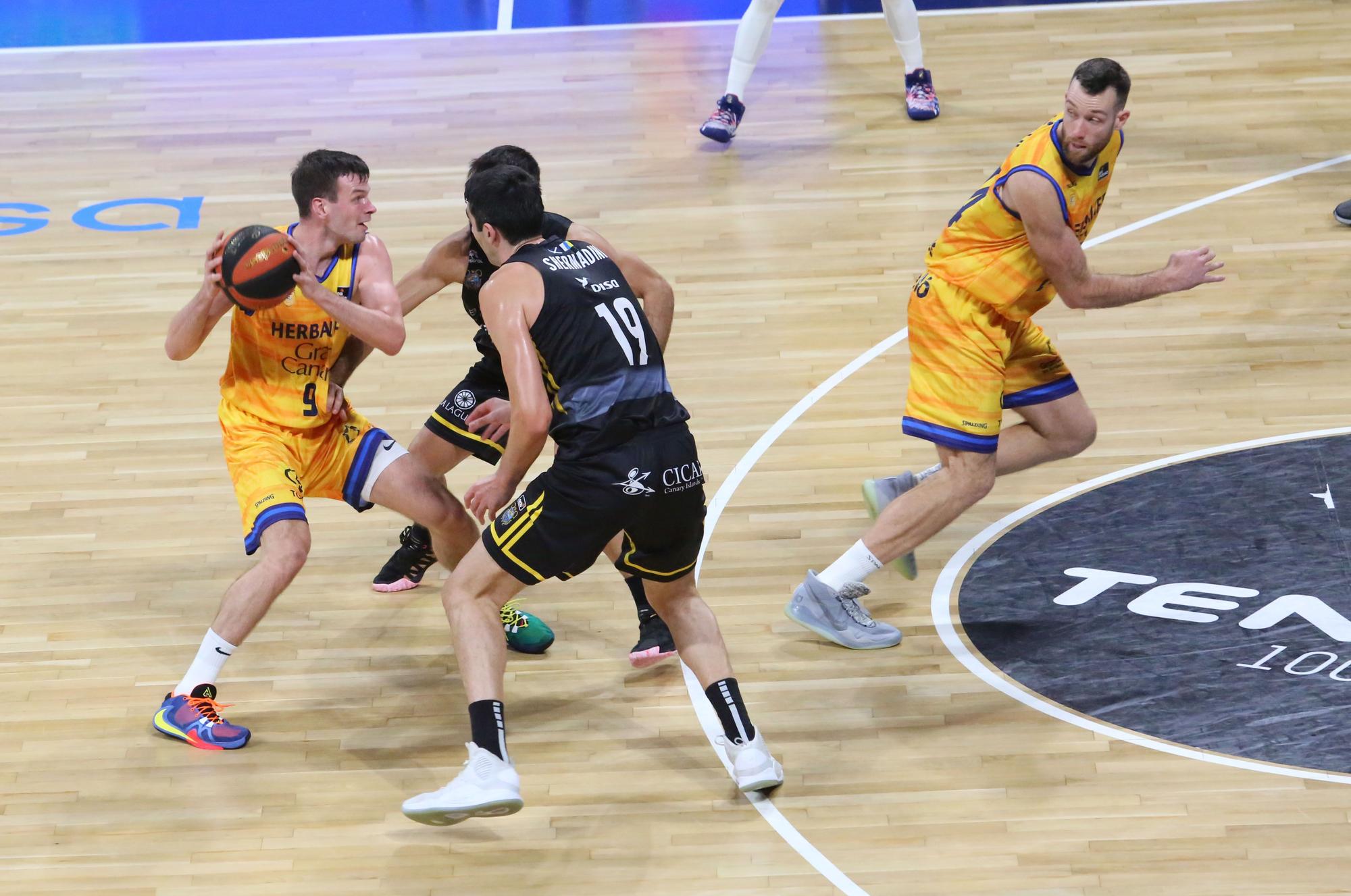 Imágenes del derbi Iberostar Tenerife-Herbalife Gran Canaria