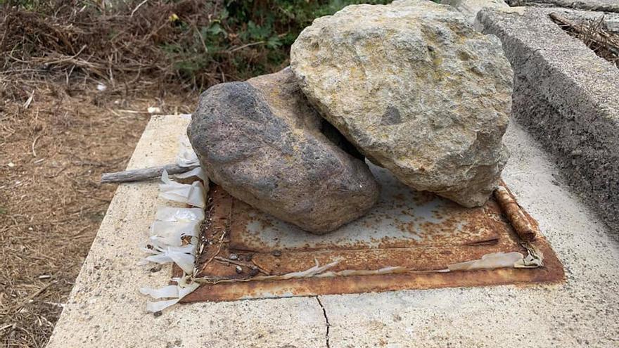 Una tanquilla de aguas residuales cerrada con dos piedras en La Guancha