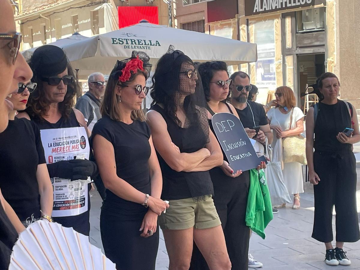 Los participantes iban de luto por la enseñanza pública