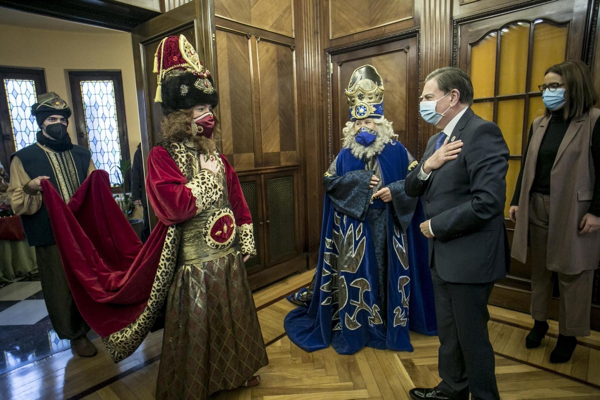 Los Reyes Magos visitan a los niños de Oviedo