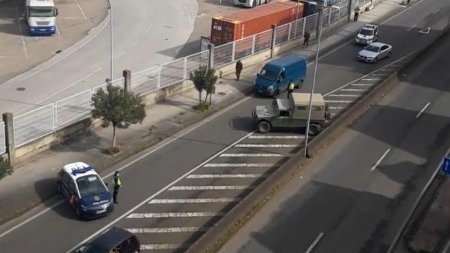 Vehículos de la Brilat y policiales en un control en Marín. // FdV