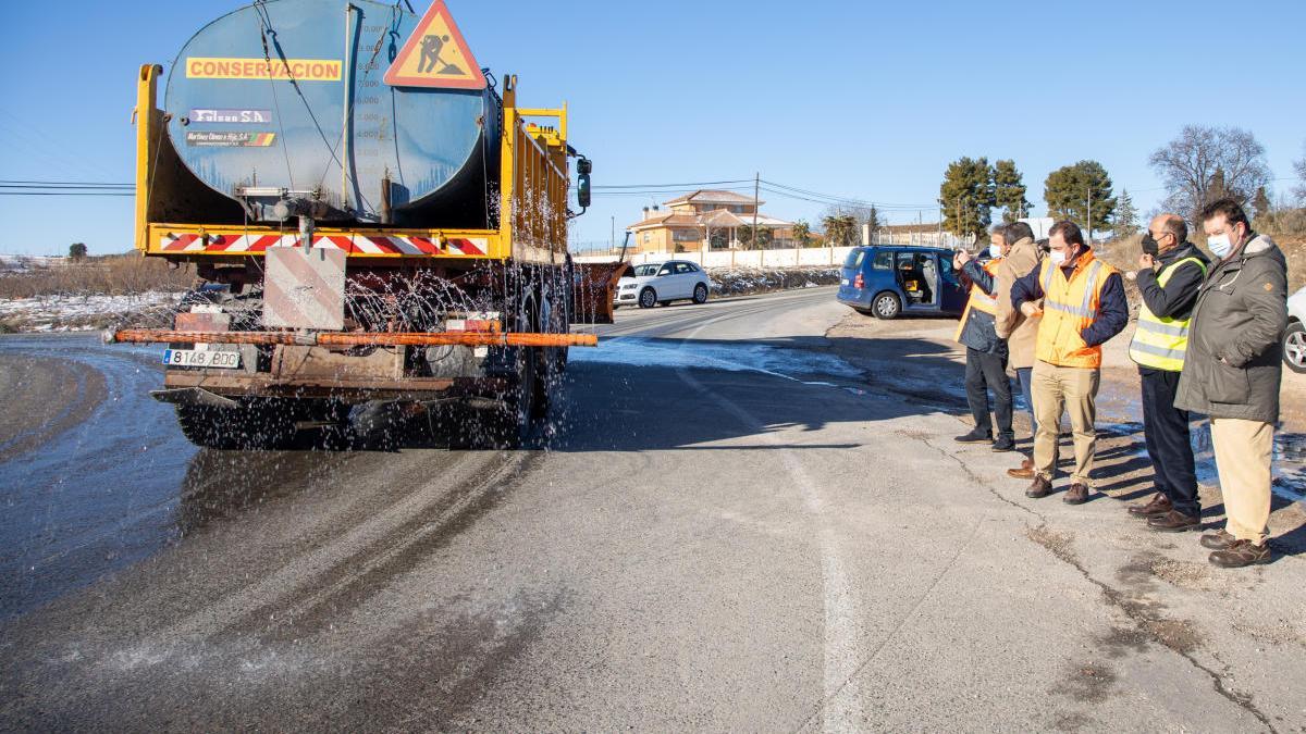 Carreteras realiza una tratamiento preventivo para evitar placas de hielo