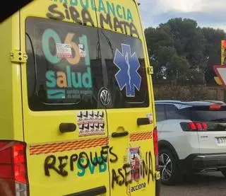 "Repollés, asesina": aparecen pintadas en ambulancias contra la consejera de Sanidad