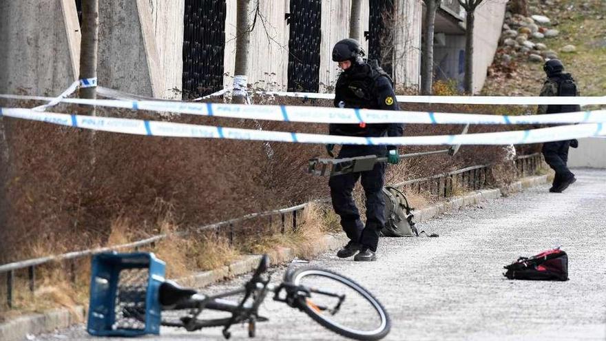 Policías suecos en los alrededores del escenario de la explosión. // Reuters