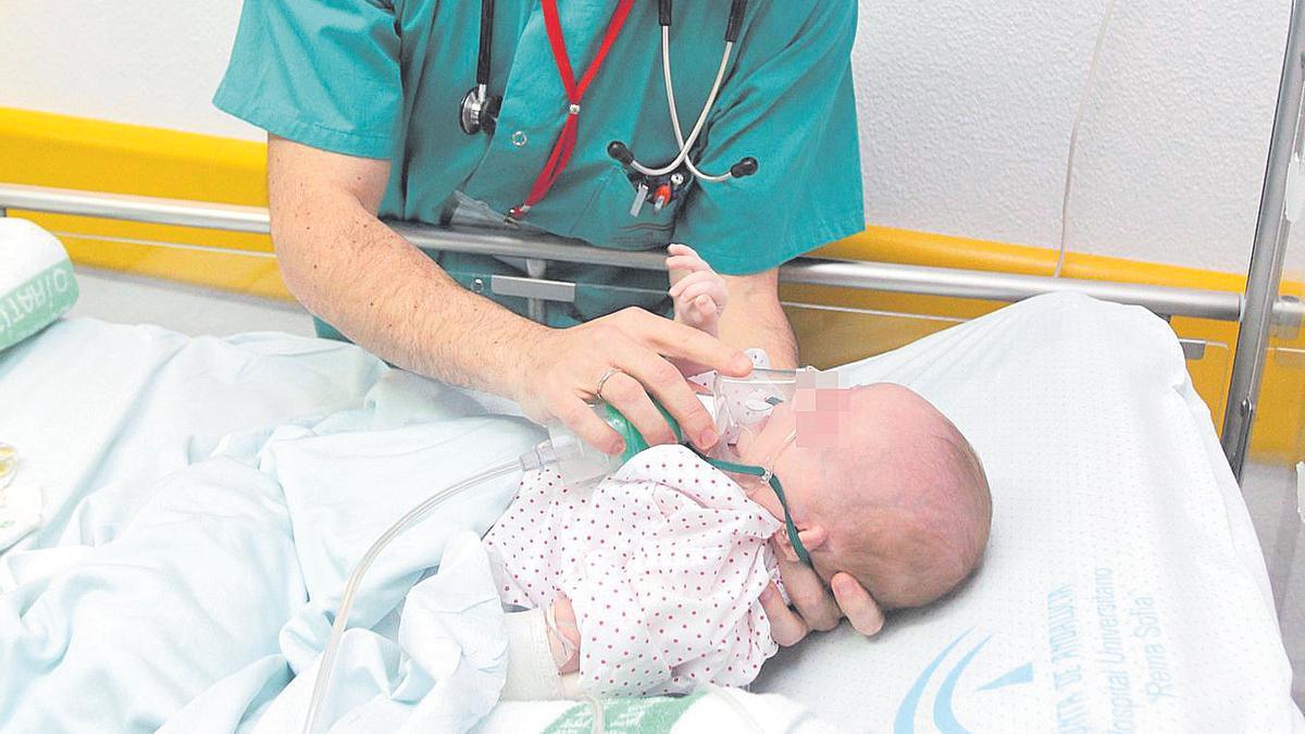 Imagen de archivo de un bebé ingresado con  bronquiolitis y necesitado de oxígenación.