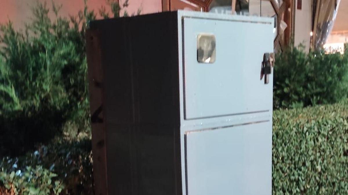 Cabina de electricidad en la esquina de Cardenal Cisneros con avenida de Requejo.