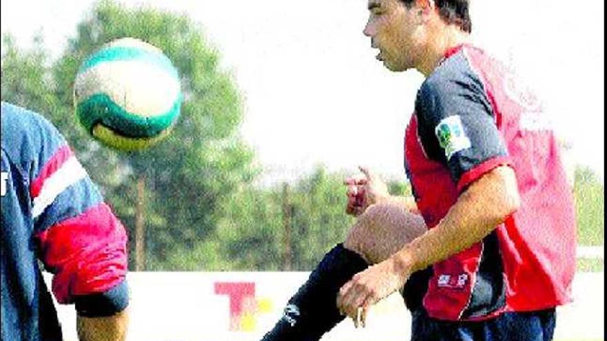 Javi Fuego controla un balón durante un entrenamiento.