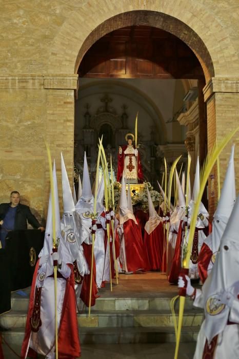 Algunas de las imágenes decanas de la Semana Santa se acercaron al mar y los paseos en Martes Santo