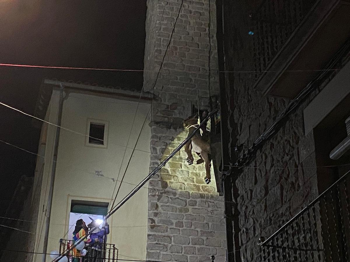 El ruc de cartó pedra ja penjat de la torre de les Hores