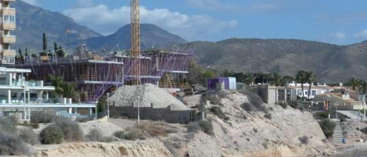 Denuncian que unas obras agravan el riesgo de derrumbe en la cala de l&#039;Almadrava