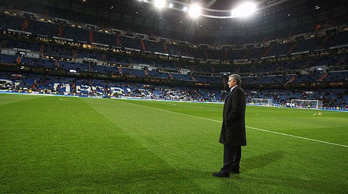 L’entrenador del Reial Madrid, impassible a la gespa del Bernabéu abans de l’inici del partit.