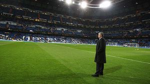 L’entrenador del Reial Madrid, impassible a la gespa del Bernabéu abans de l’inici del partit.