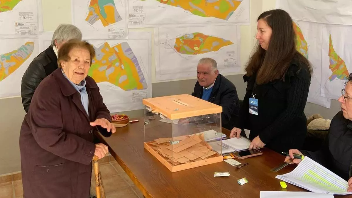 Mujeres y jóvenes presidiendo las mesas y los jubilados votando: la tónica general electoral en tierras alistanas