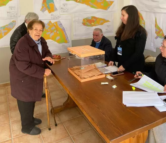 Jóvenes tras la mesa y veteranos con el sobre en la mano: la jornada electoral en Aliste