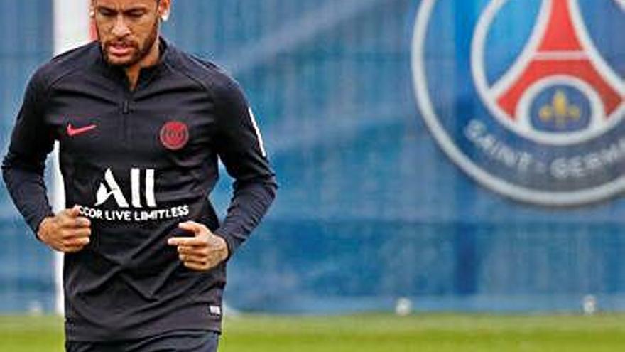 Neymar segueix entrenant-se amb el PSG mentre espera el Barça