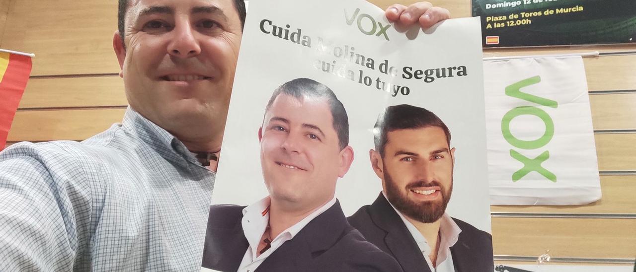 Antonio Martínez sujetando un cartel de las elecciones del 28M