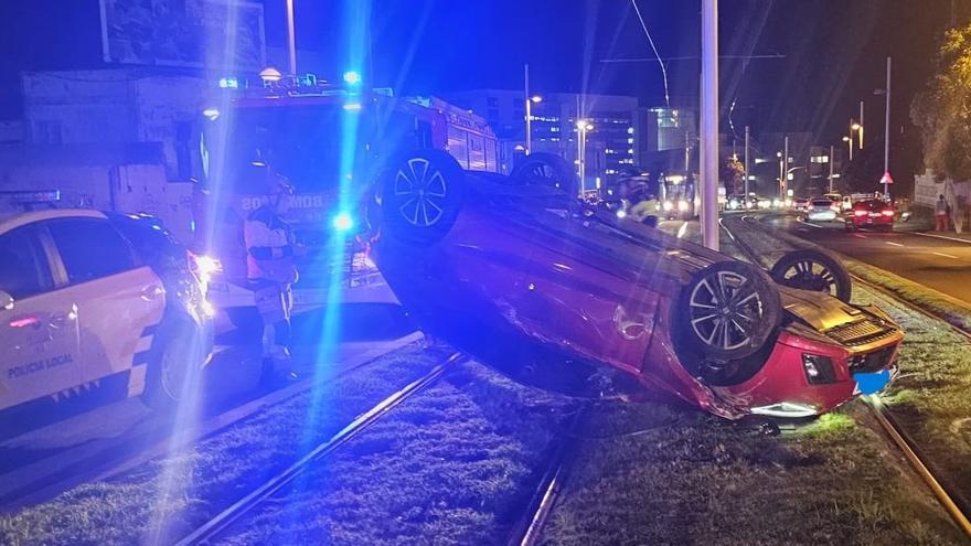 Dos personas heridas en un accidente con vuelco a las vías del tranvía en Tenerife