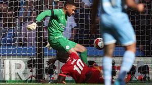 Sadio Mané roba el balón a Zack Steffen, sobre la línea de gol, para marcar el segundo gol del Liverpool.