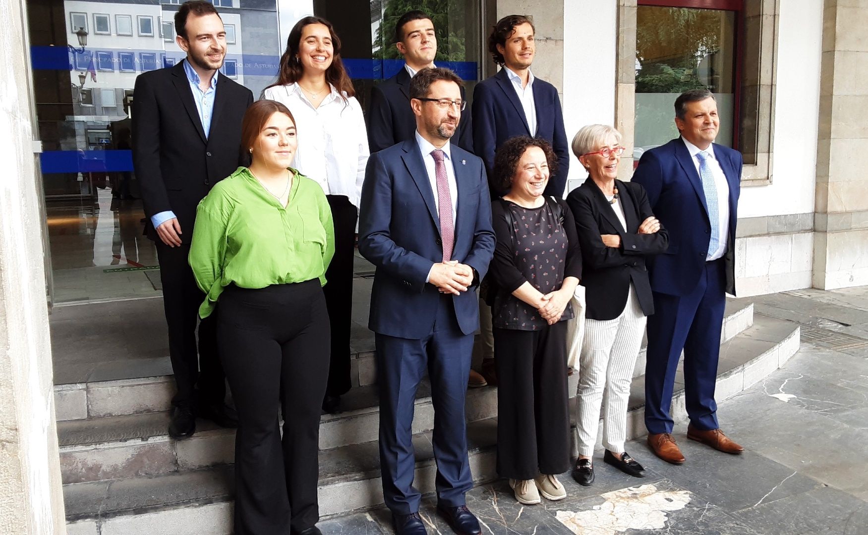 En primera fila y de izquierda a derecha, Andrea Moro; el consejero de Industria, Empleo y Promoción Económica, Enrique Fernández; la vicerrectora de Transferencia y Relaciones con la Empresa de la Universidad de Oviedo, Begoña Cueto; la directora general de Asturex; Teresa Vigón y Santiago Fernández, director de la Fundación Universidad Empresa (FUO). Detrás, Julio Garralón; Mónica del Pozo; Andrés Rodríguez y Javier Fernández.