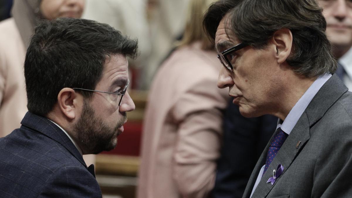 El president Pere Aragonès y el jefe de la oposición, Salvador Illa, conversan en el Parlament.