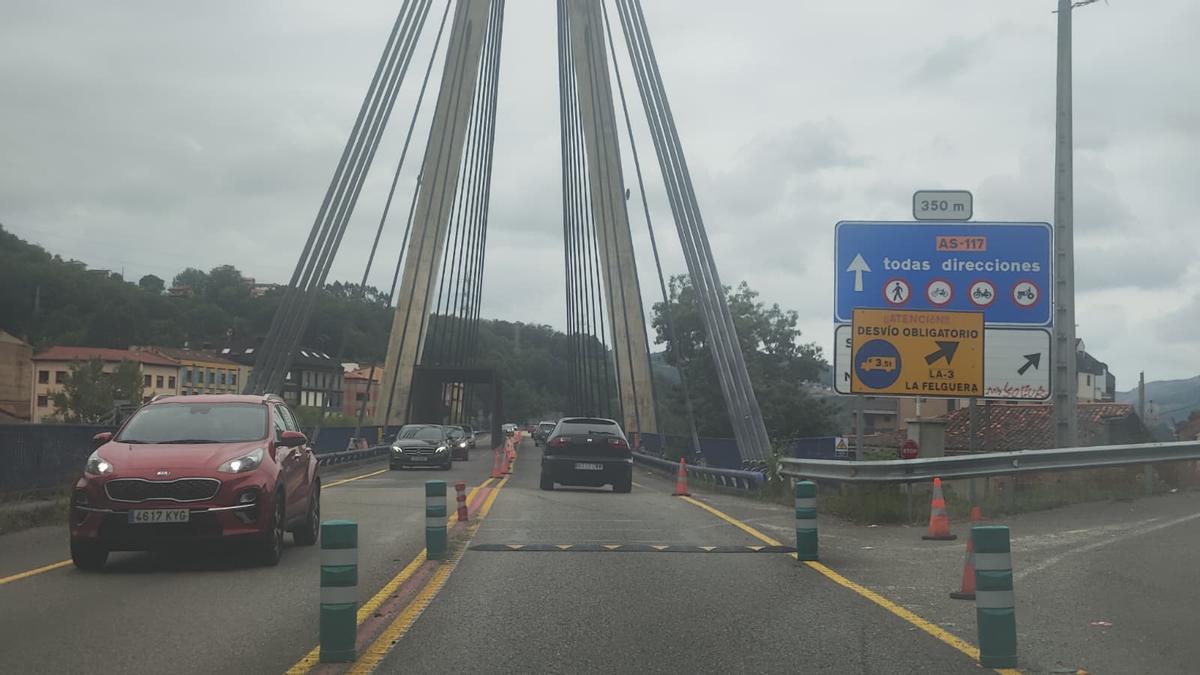 Vehículos este sábado, por el puente atirantado de Sama.