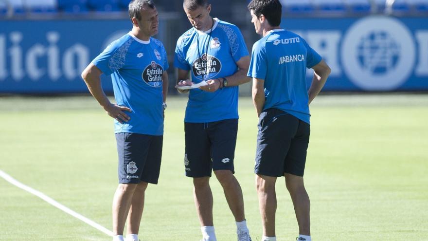 Patxi Ferreira, Gaizka Garitano y José Luis Ribera, en un entrenamiento con el Deportivo en Riazor. | J. Roller